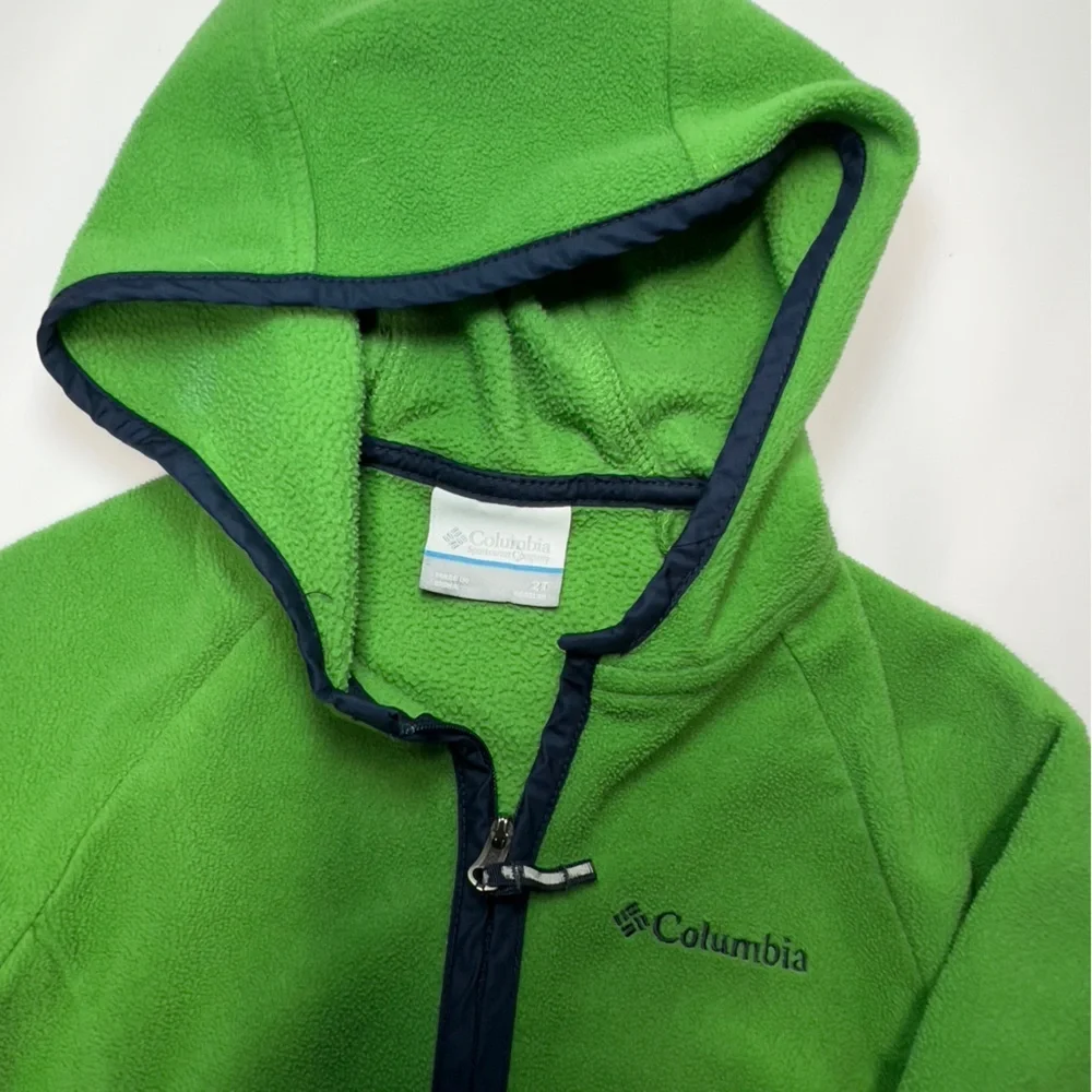 Columbia 2T Green Child’s Lightweight Hooded Jacket. Front pockets